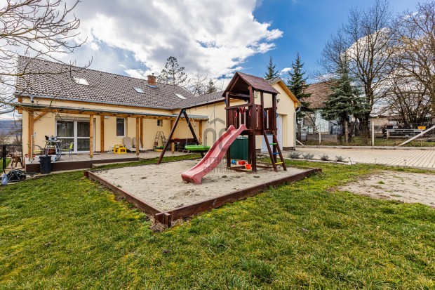 N�tincsi elad� t�gla csal�di h�z