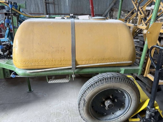 Novor 1000l-es vontatott permetező