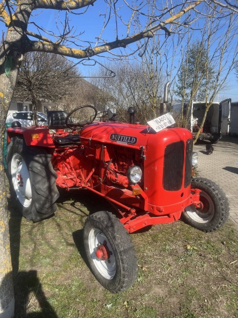 Nuffield Universal Veter�n fel�j�tott Traktor