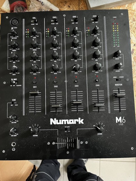 Numark M6 USB Discovery-s kever pult