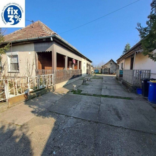 Ny�regyh�za-als�n 2 lakr�szb�l �ll� csal�di h�z 1928 m2 telekkel