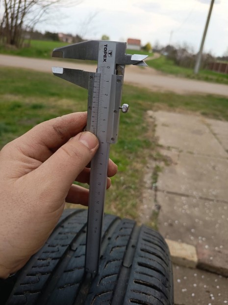 Ny�ri Aut�gumi 215/50 R17 