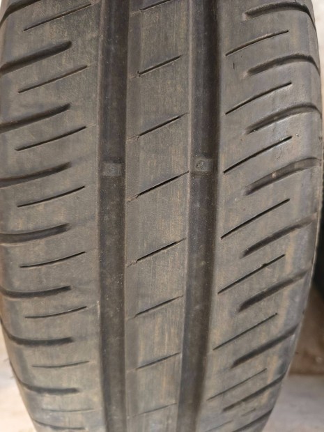 Ny�ri aut� gumi elad�