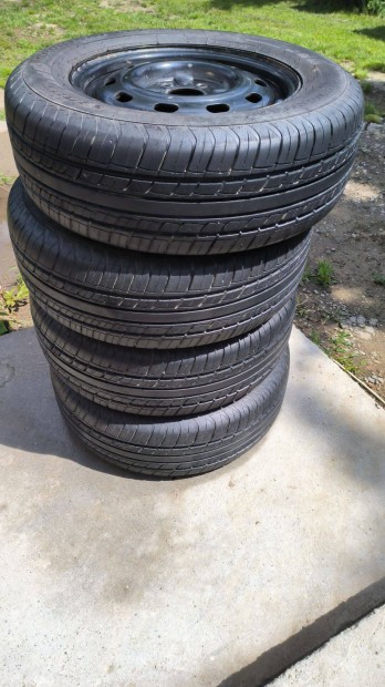Nyári autógumi 215/65 R15 100H extra load 4 db