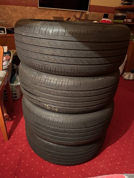 Ny�ri aut�gumi szett 215/50R18