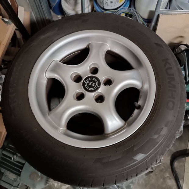 Ny�ri gumi 205/60 R15 alufelnivel szinte �j