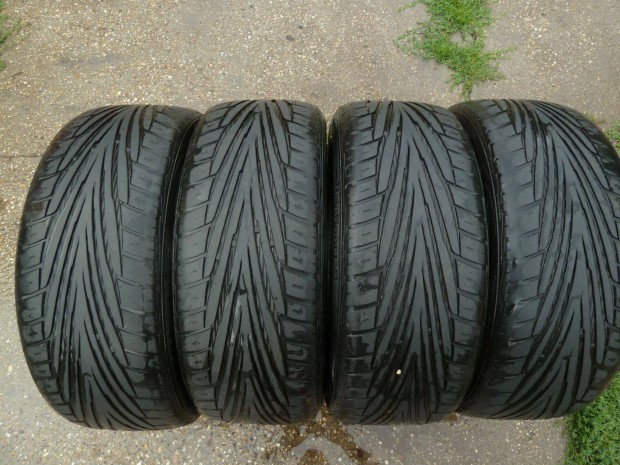 Nyári gumi 4db Uniroyal 215/50 ZR17 eladó. Két széle le van kopva köz