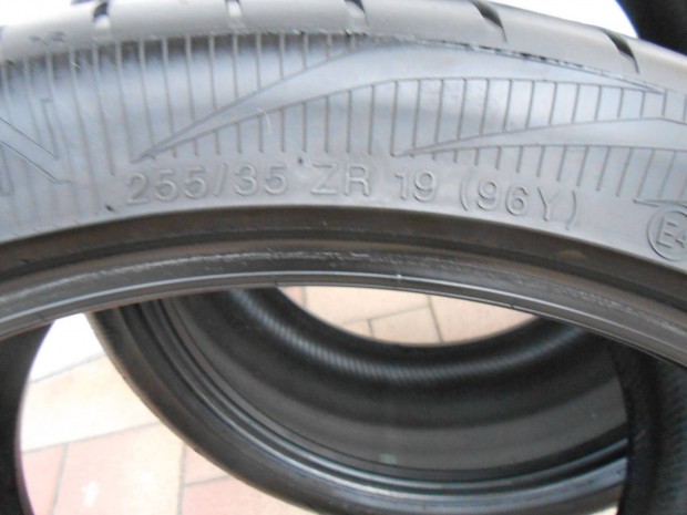 Nyri gumi Vredestein 255/35R19