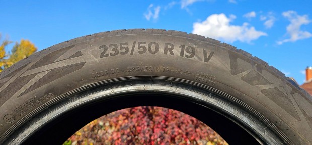 Ny�ri gumi elad� kb.500 km-t futott