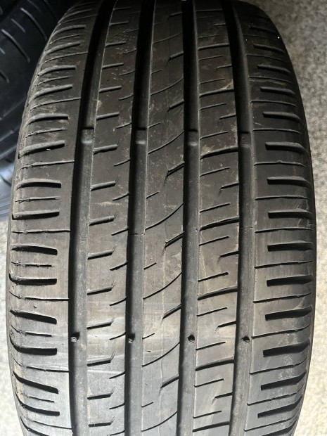 Nyri gumik 205/55R16 Barum.