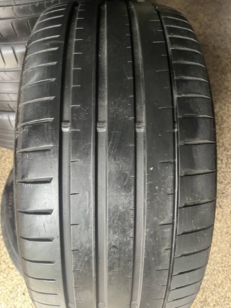 Nyri gumik 245/40R18 Falken