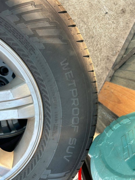 Ny�rigumik elad�