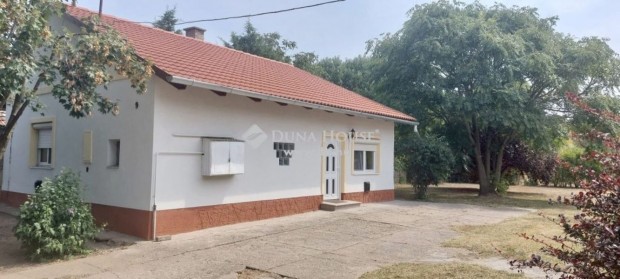 Nyárlőrinc központjához közel felújított ház eladó