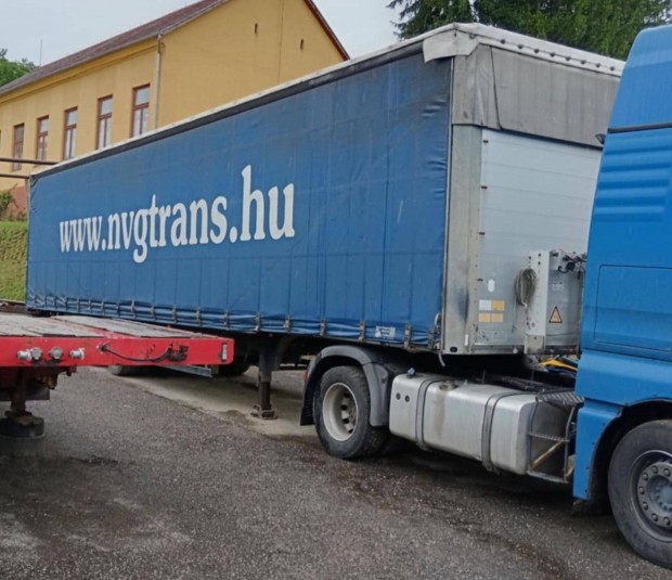 Nyerges ponyvs ptkocsi