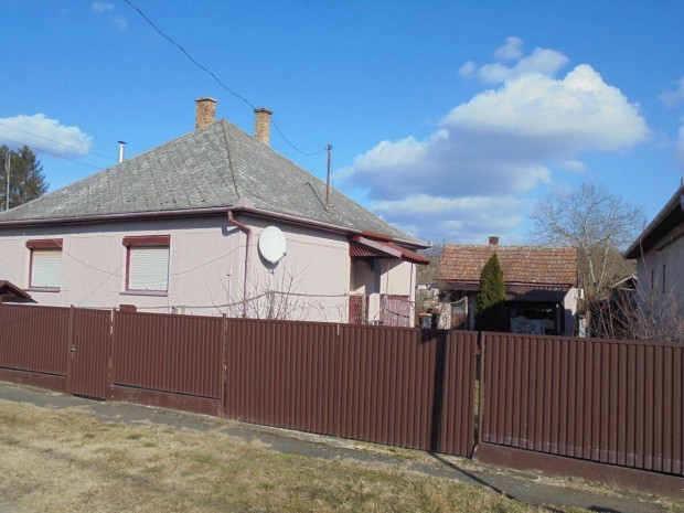 Nyírábrányban 80 m2-es, 2 szobás ház építési telekkel együtt eladó!