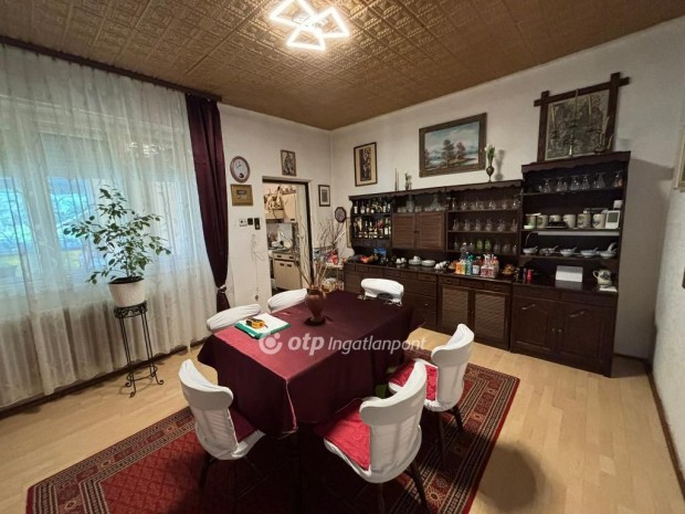 Ny�radonyi 128 nm-es h�z elad�