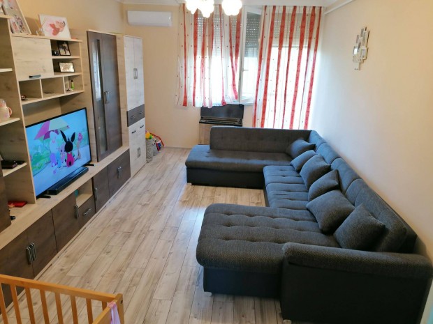 Ny�rb�tor k�zpontj�ban fel�j�tott 4. emeleti lak�s teljes berendez�sse