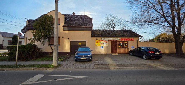 Ny�rb�torban Azonnal K�lt�zhet� csal�di h�z bevezetett �zlettel elad�