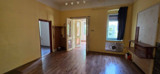 Ny�rb�torban kiv�l� elrendez�s� 90 m2-es csal�di h�z elad�