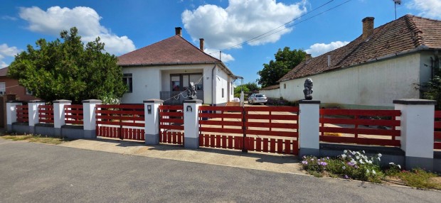 Ny�rbog�ton 3 szoba nappalis csal�di h�z elad�