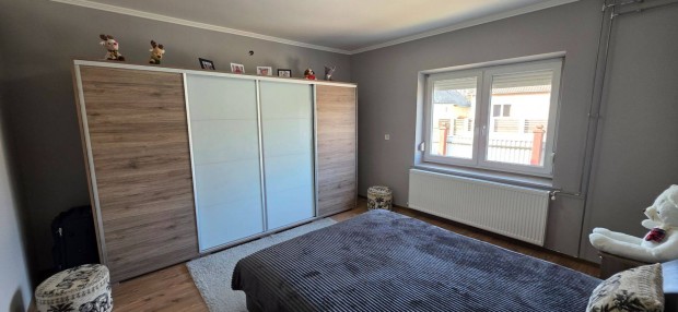 Ny�rbog�ton j� �llapot� csal�di h�z elad� 20 milli� Ft-�rt