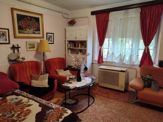 Ny�rbogd�nyban, frekvent�lt helyen l�v� fel�j�tand� csal�d h�z elad�