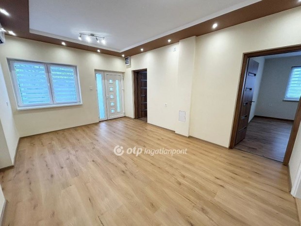 Ny�rbogd�nyi elad� 80 nm-es h�z