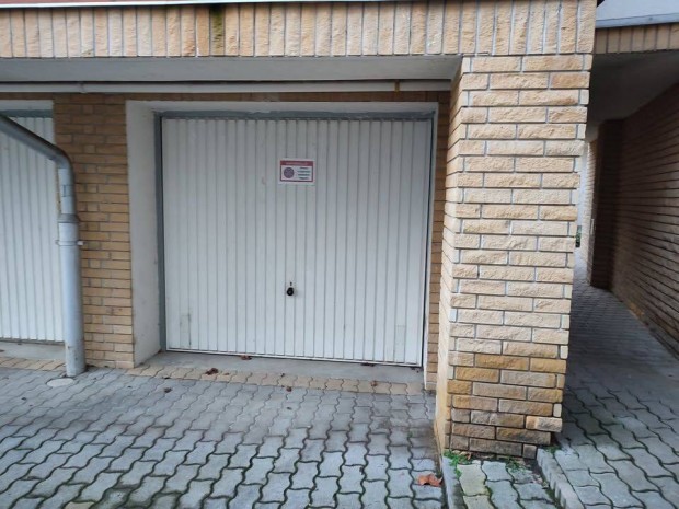 Ny�regyh�za Belv�ros�ban 15 NM Z�rt Udvari Gar�zs