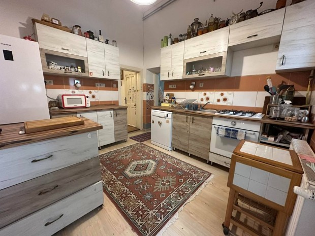 Ny�regyh�za Belv�ros�ban Teljes K�r�en Fel�j�tott Csal�di H�z Elad�