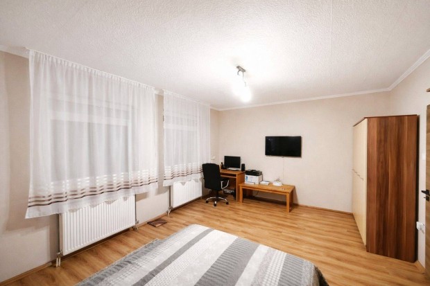 Ny�regyh�za Borb�ny�n biztons�gos k�rny�ken, fel�j�tott h�z elad�!