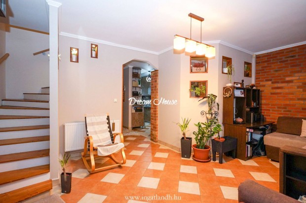 Ny�regyh�za Bujtos k�rnyezet�ben fel�j�tott sorh�z elad�!