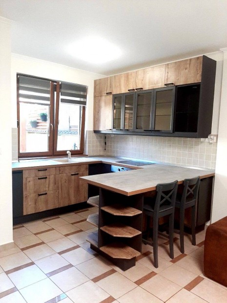 Ny�regyh�za Csendes R�sz�n 3 Szoba Nappalis Sorh�z Pihen�kerttel Gar�z