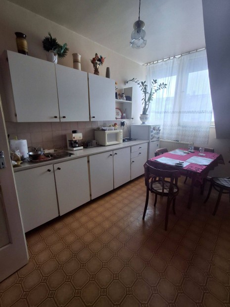 Ny�regyh�za J�sa Andr�s u.77 nm-es, 3 szob�s lak�s elad�