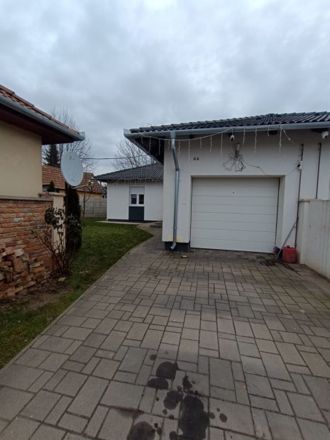 Ny�regyh�za K�ll�i �t k�zel�ben nappali + 3 szob�s ikerh�z elad�