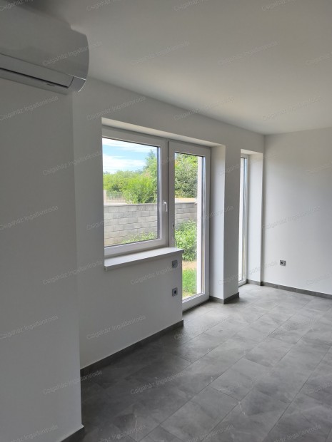 Ny�regyh�za Kor�nyi-kertv�rosban modern,�j �p�t�s� ikerh�z elad�