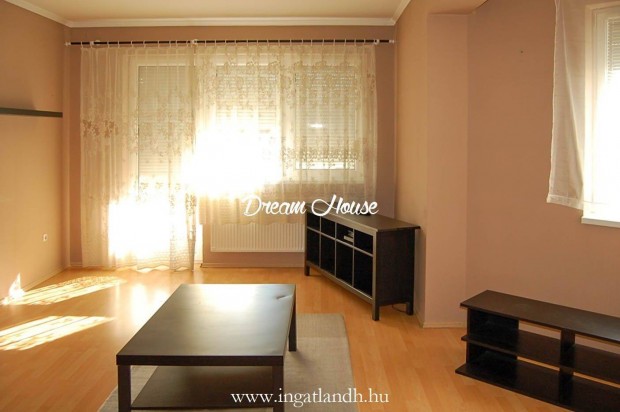 Ny�regyh�za Kosbor utca m�g�tt berendezett, g�pes�tett lak�s kiad�!