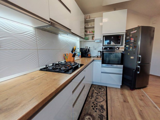 Ny�regyh�za Kultur�lis negyed�ben lak�s elad�