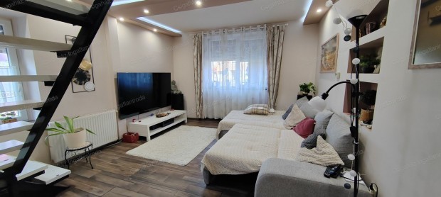 Ny�regyh�za Malomkertben k�tgener�ci�s h�z elad�