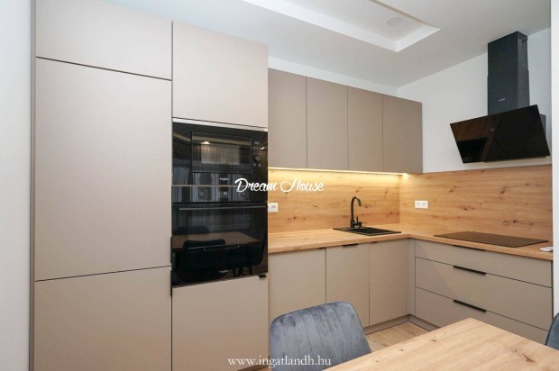 Ny�regyh�za �r�k�sf�ld�n ig�nyes b�torozott, g�pes�tett lak�s kiad�!