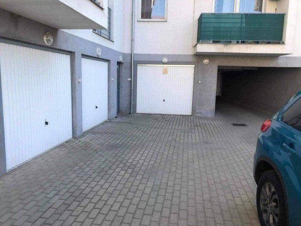Nyíregyháza Sarkantyú utcán garázs kiadó!