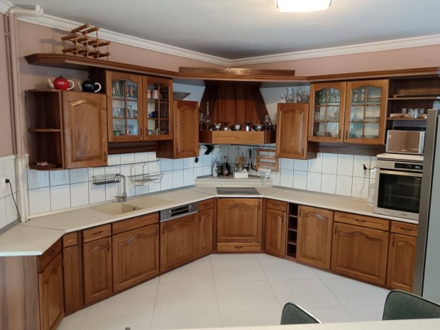 Ny�regyh�za S�st�f�rd� k�zeli kertv�rosi �vezet�ben csal�di h�z