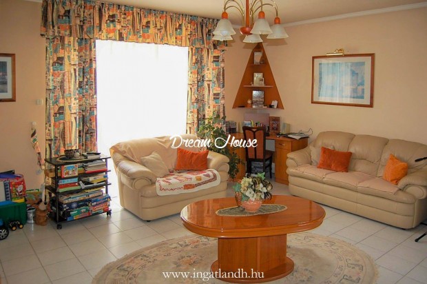 Ny�regyh�za-S�st�f�rd�n b�torozott, g�pes�tett csal�di h�z kiad�!