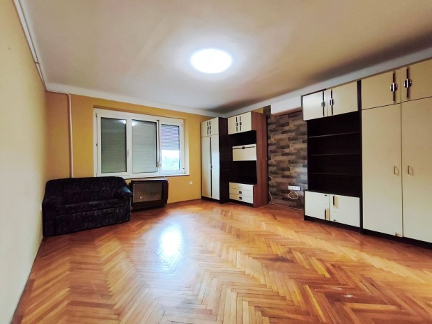 Ny�regyh�za Zr�nyi Gimn�zium Vonz�s�ban Lak�s Gar�zzsal Pihen�kerttel