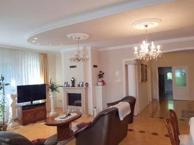 Ny�regyh�za, Kor�nyi Kertv�ros, 226 m2-es, 3 gener�ci�s, csal�di h�z