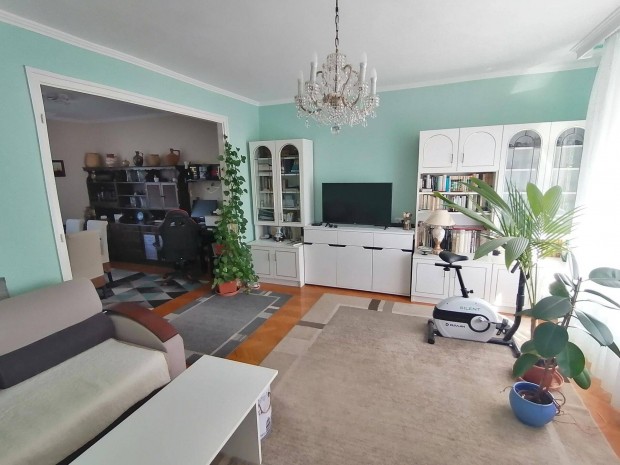 Ny�regyh�za, Szintes, 2 Szoba+Nappalis Sorh�z Sz�p �llapotban Elad�