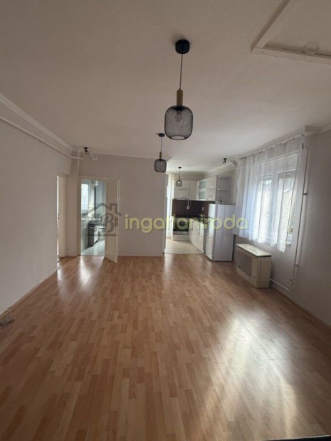 Ny�regyh�za - Egyetemek k�zel�ben - Lak�s - Kiad�