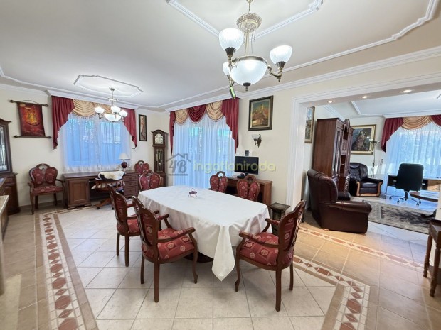 Ny�regyh�za - Kor�nyi Kertv�ros - Csal�dih�z - Kiad�