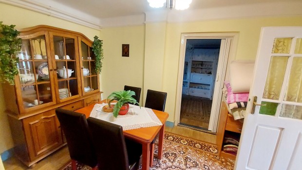 Ny�regyh�za - Mandabokorban elad� h�z gy�m�lcs�ssel!