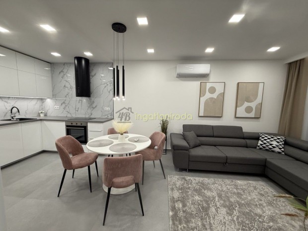 Ny�regyh�za - �r�k�sf�ld - Lak�s - Kiad�