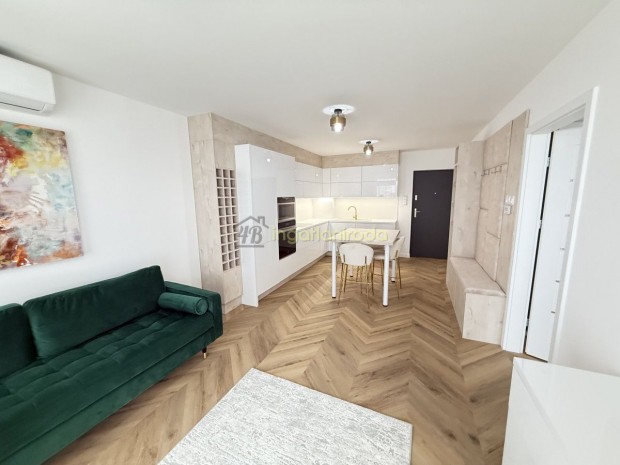 Ny�regyh�za - �r�k�sf�ld - Lak�s - Kiad�